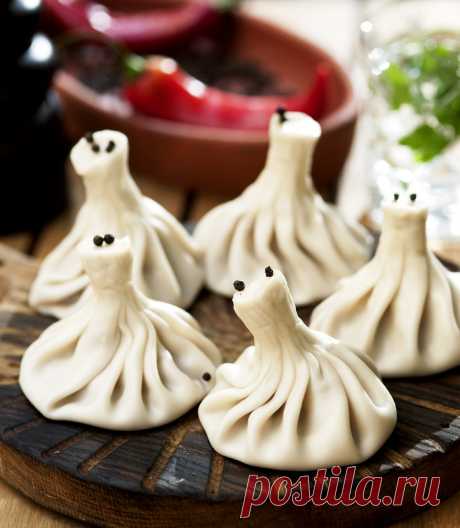 ДЕЛО ВКУСА: УЗЕЛОК НА ПАМЯТЬ За столом настоящего грузина от чужака отличить легко — по тому, кто как ест хинкали. Тот, кто знаком с этим блюдом с детства, никогда не прольет бульон и не уронит кусочки фарша на стол. Есть хинкали — настоящее искусство...