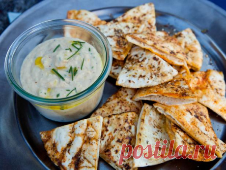 Пюре из белой фасоли и тахини с чипсами из питы - рецепт Закуска, под которую приятно провести вечер в кругу близких. Нажарьте в духовке чипсы из кусочков питы, предварительно смазанных оливковым маслом и обвалянных