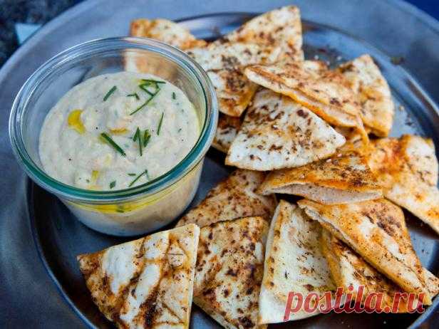 Пюре из белой фасоли и тахини с чипсами из питы - рецепт Закуска, под которую приятно провести вечер в кругу близких. Нажарьте в духовке чипсы из кусочков питы, предварительно смазанных оливковым маслом и обвалянных