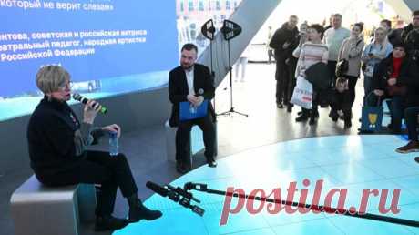Актриса Вера Алентова представила свою книгу на выставке &quot;Россия&quot;