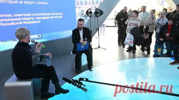 Актриса Вера Алентова представила свою книгу на выставке "Россия"