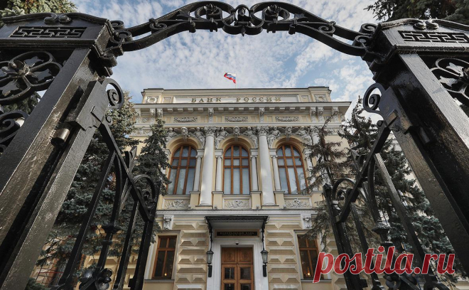 В ЦБ рассказали о бессмысленности давать послабления банкам-«трупам». Банк России смягчал регулирование кредитных организаций в кризис, зная об их устойчивости, сказал зампред ЦБ Алексей Заботкин. По оценкам ЦБ, по итогам первого полугодия убыток всей системы составил ₽1,5 трлн руб., но он снижается