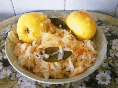 Квашеная капуста с яблоками 
     
Продукты: 
3 кг капусты белокочанной 
1 большая морковь 
2–3 зеленых яблока 
3 ст. л. соли 
Приготовление: 
1 Подготовленную капусту нашинкуй соломкой, яблоки и очищенную морковь натри. Посоли. Если предпочитаешь, чтобы яблоки чувствовались в капусте лучше, нарежь их дольками. Бабушка, когда квасила капусту в большой кастрюле, закладывала яблоки целыми! 
2 Тщательно перемешай, помни руками, чтобы капуста дала сок. 
3 Наполни банки капустой, утрамбуй ее