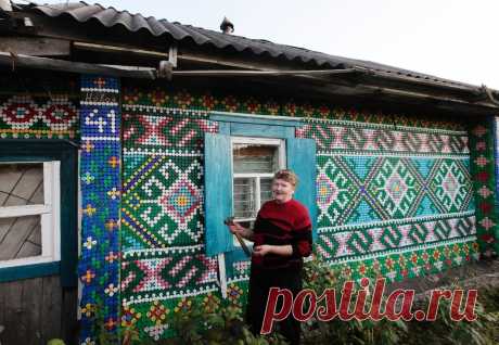 Деревенский дом с фасадом-мозаикой из крышек. Творчество россиянки Ольги Костиной