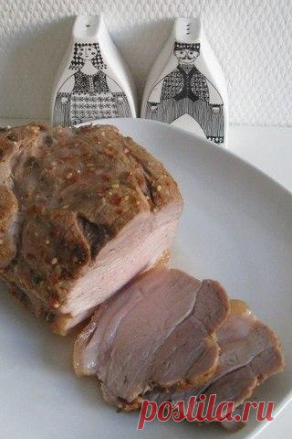 Мясо для бутербродов

Сначала я замариновала мясо.
Взяла неострую горчицу с горчичными зернами, добавила туда размолотый чили-перчик, раздавленный чеснок, досолила. Обмазала мясо, завернула в пленку и оставила в холодильнике на 4 часа.
Потом приступила к раскрою бумажных листов.
Из рулона пекарской бумаги вырезала два куска, таким образом, чтобы можно было мясо положить в середину, а концы бумаги собрать сверху узелком.
Взяла один лист, намочила его и мокрый расстелила пря...