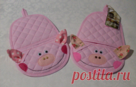 ТЕКСТИЛЬНАЯ ПРИХВАТКА "РУМЯНАЯ СВИНКА" пошаговый МК по пошиву
#прихватки
#НовыйГодИРождество         
Не за горами Новый год, символом которого, если верить восточному календарю, будет свинья.
Именно поэтому я хочу поделиться с вами своим мастер-классом по изготовлению текстильной прихватки в виде забавной румяной свинки. Прихваточки всегда актуальны на кухне, а уж в виде символа будущего года тем более.
Размер прихватки в готовом виде 23*15 см.
