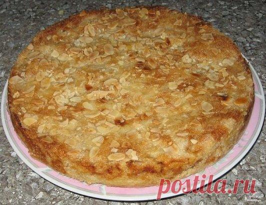 Варшавский яблочный пирог, давно переплюнул шарлотку! Теперь я готовлю только Варшавский! Пирог - ОЧЕНЬ вкусный и сочный за счет того, что ЯБЛОКИ МЫ ТРЕМ НА ТЕРКУ!!! Дети в восторге!  
СОСТАВ: 
мука — 1 Стакан 
сахар — 1 Стакан 
манная крупа — 1 Стакан 
корица молотая — 1 Чайная ложка 
ванильный сахар — 1 Чайная ложка 
разрыхлитель — 2 Чайных ложки 
яблоки — 1 Килограмм 
масло сливочное — 150 Грамм 
миндальные лепестки — По вкусу 
Количество порций: 10 
Как приготовить 