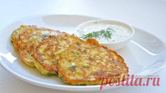 Оладьи из кабачков с сыром и чесноком
На 100г 50 кКал
— 1 средний кабачок
— 1 яйцо
— 50 гр. твердого натертого сыра
— зубок чеснока
— 1 ст.л. цельнозерновой муки
— соль, перец
1. Кабачок очистить от кожицы и натереть на крупную терку, вбить яйцо, хорошо перемешать.
2. Добавить сыр и измельченный зубчик чеснока, посолить и поперчить по вкусу, всыпать муку, перемешать.
3. Жарить оладьи на раст масле до румяной корочки.
вкусно кушать оладьи с соусом из сметаны и нарезанной зелени.