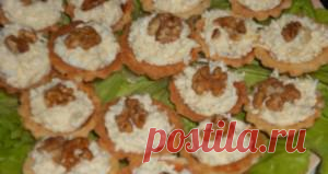 Тарталетки с мясом криля | Don Аппетит Это не сложная, очень красивая закуска. Подается на большом блюде, украшенном листьями салата