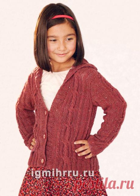 Для девочки 4-9 лет. Красный жакет с «косами» и капюшоном. Вязание спицами для детей. Вязание спицами для девочек