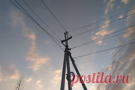 На Украине оценили последствия от ударов по энергообъектам. Анонимный специалист в электроэнергетике с опытом работы в одной из крупнейших энергокомпаний Украины рассказал, что последствия ударов по энергообъектам страны могут стать фатальными для энергосистемы государства. Наиболее критическим можно считать повреждения машинных залов с турбинами, отметил он.