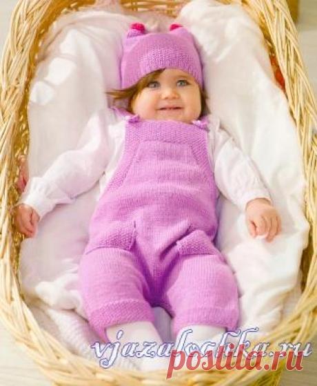 Розовый комбинезон спицами + шапочка