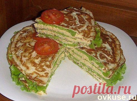 Тортик из омлета с паштетом из куриных грудок .