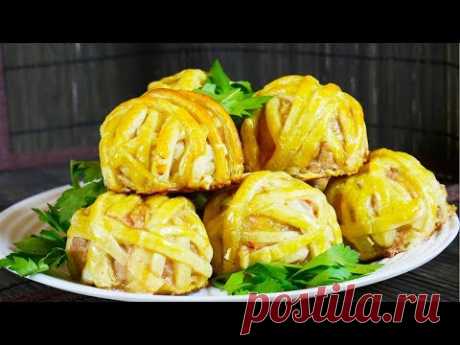 Мясные клубочки

Мясные клубочки в слоёном тесте украсят любой стол. А если в доме есть рукодельница, они послужат своеобразным символом уважения к её мастерству.

Ингредиенты

Слоёное бездрожжевое тесто - 0,5 кг
Фарш мясной (свинина, говядина или курица) - 0,5 кг
Лук репчатый - 1 шт.
Перец сладкий - 1 шт.
Чеснок - 2 зубчика
Яйцо - 1 шт.
Соль, перец - по вкусу
Мука для обваливания

Для смазывания

Желток - 1 шт. 
Молоко - 30 мл