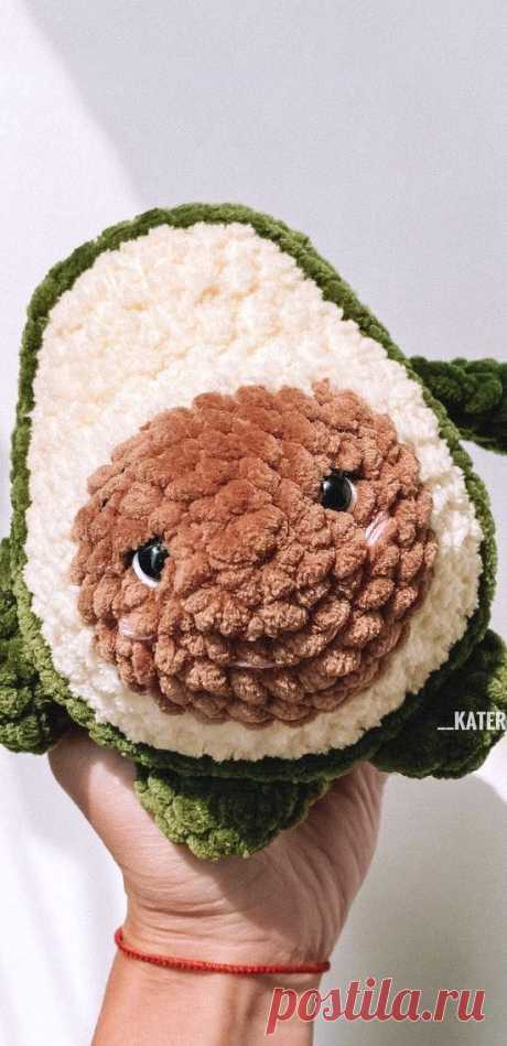 PDF Авокадик крючком. FREE crochet pattern; Аmigurumi toy patterns. Амигуруми схемы и описания на русском. Вязаные игрушки и поделки своими руками #amimore - плюшевый авокадо, фрукт из плюшевой пряжи.