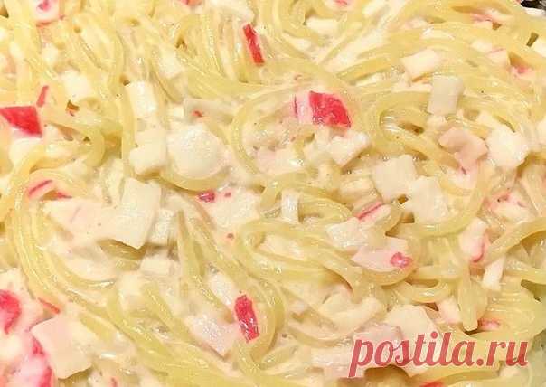 спагетти
краб. палочки
плавленый сыр (2 пачки)

Готовим спагетти, режем крабовые палочки и пускаем их на сковородку (предварительно на неё льём немножко масла;
сыр нарезаем как можно мельче и отправляем к крабовым палочкам;
к сыру и палочкам сразу же наливаем немного водицы, на глазок (чтобы сыр стал соусом);
накрываем крышкой, немного тушим, когда вода станет булькать, то снимаем крышку, немного раздавливаем сыр и все это перемешиваем в кашицу;
готовые спагетти откидываем...