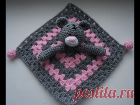 Добрый вечер! Предлагаем посвятить сегодняшний вечер вязанию комфортеров - необычных игрушек для самых маленьких. Такая игрушка предназначена для того, чтобы ребенок спал крепче и спокойнее. Ведь комфортер впитывает запах мамы при кормлении малыша и ребенку кажется, что мама всегда рядом с ним даже во время сна. 
Для вязания комфортера для новорожденных крючком нам понадобятся: 
Пряжа двух цветов (розовая и белая); 
Немного светло-розовой и коричневой пряжи; 
Синтепон; 
Кр...