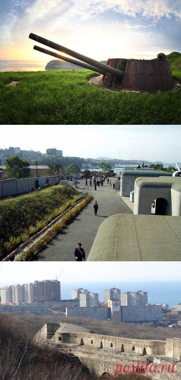 Уникальность этой крепости связана с особенностями ее расположения, ведь это не какой-то один хорошо укрепленный объект, а целая сеть фортификаций и защищенных огневых точек, по своей дислокации охватывающих остров Русский, город Владивосток на другом берегу залива Петра Великого и его окрестности. | Владивостокская крепость | Уникальные места России