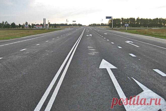 Одна и две сплошные линии — чем они отличаются? | АВТОBOOK | Пульс Mail.ru Есть ряд водителей, которые уверены, что за пересечение двойной сплошной линии может последовать более суровое наказание, чем за выезд за одну сплошную.