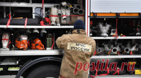 Специалист Кузнецов назвал распространённые причины дачных пожаров. Эксперт по пожарной безопасности Константин Кузнецов рассказал, что пожары на дачах чаще всего происходят вследствие попыток пожарить шашлык в жаркую погоду. По его словам, упавшие на землю угли могут легко спровоцировать возгорание. Читать далее