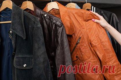 Названы пять вышедших из моды осенних вещей. Редакторы журнала The Symbol назвали пять предметов гардероба, которые вышли из моды осенью 2022 года. Так, эксперты отнесли к антитрендам обтягивающие фигуру и короткие вещи, например, пальто выше колена. В списке также оказались открывающие щиколотки брюки скинни и облегающие кожаные куртки.