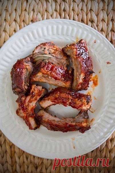 Очень простой и невероятно вкусный рецепт ребрышек

Ингредиенты:
500 гр ребрышек
соль
молотый перец чили
молотый чеснок(порошок)
эстрагон
базилик
молотая копченая паприка(с легкостью можно заменить на некопченую)

Для соуса:
полчашки кетчупа(118 мл)
столовая ложка красновинного уксуса
плотно утрамбованная столовая ложка коричневого сахара

Приготовления:
1.Подготовить ребрышки, промыть, обсушить, снять мембрану и лишний жир с мясной части
2.Смешать в одной емкости все прип...