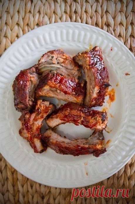 Очень простой и невероятно вкусный рецепт ребрышек

Ингредиенты:
500 гр ребрышек
соль
молотый перец чили
молотый чеснок(порошок)
эстрагон
базилик
молотая копченая паприка(с легкостью можно заменить на некопченую)

Для соуса:
полчашки кетчупа(118 мл)
столовая ложка красновинного уксуса
плотно утрамбованная столовая ложка коричневого сахара

Приготовления:
1.Подготовить ребрышки, промыть, обсушить, снять мембрану и лишний жир с мясной части
2.Смешать в одной емкости все прип...