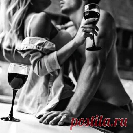 Выпивай меня всю по капле, до самого дна...
чтоб уже никому, чтоб в тебе растеклась по венам...
полудрожь... полумрак... полушепот... и полутона....
я ещё никогда не была так с тобой откровенна...
выпивай меня всю без остатка, как сладкий мед...
на губах послевкусием горьким я стану позже...
будь со мной... будь во мне... и пускай целый мир подождёт...
пока кубики льда не растают на бархатной коже...
выпивай меня всю... будто это в последний раз...
будто завтра Земля безво...