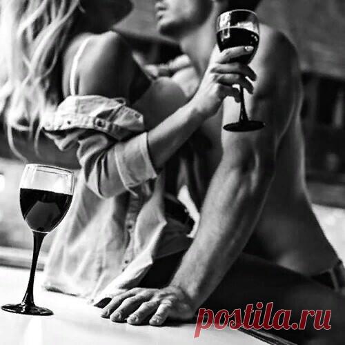 Выпивай меня всю по капле, до самого дна...
чтоб уже никому, чтоб в тебе растеклась по венам...
полудрожь... полумрак... полушепот... и полутона....
я ещё никогда не была так с тобой откровенна...
выпивай меня всю без остатка, как сладкий мед...
на губах послевкусием горьким я стану позже...
будь со мной... будь во мне... и пускай целый мир подождёт...
пока кубики льда не растают на бархатной коже...
выпивай меня всю... будто это в последний раз...
будто завтра Земля безво...