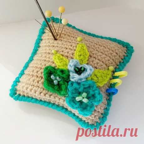 Вязаная игольница от @helgakropiva 💜💜💜
#довяжуипокажу #игольница #игольницаручнойработы #вязаниекрючком