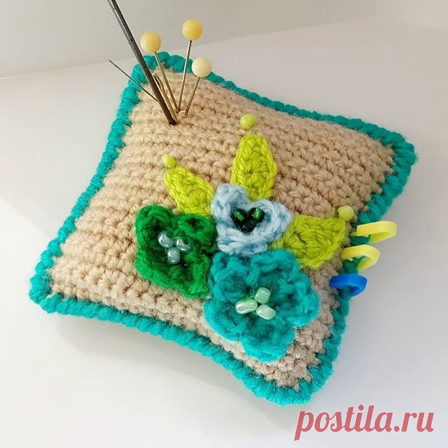 Вязаная игольница от @helgakropiva 💜💜💜
#довяжуипокажу #игольница #игольницаручнойработы #вязаниекрючком