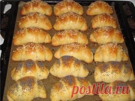 Рогалики на кефире

Нежные мягкие вкус просто потрясающий.

Ингредиенты для теста:
- 600 г муки
- 60 г сахара
- 0,5 чайной ложки соли
- 25 г дрожжей
- 200 г кефира
- 50 г молока
- 75 г сливочного масла
- 2 яйца

Для обмазывания:
- 2 желтка
- 2 столовые ложки молока
- кунжут
- мак

Перемешиваем все продукты. Масло топим, молоко нагреваем.
Ставим тесто, чтоб подошло.
Когда подойдет, раскатывает тесто, но не очень тонко. Режем треугольники. Закручиваем рогалики.
Ставим на про...