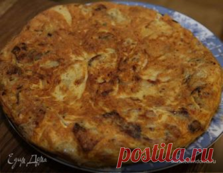 Тортилья с колбасками, картофелем и луком . Ингредиенты: яйца куриные, картофель, колбаски домашние Можно приготовить такой испанский омлет из картошки, пожаренной накануне.