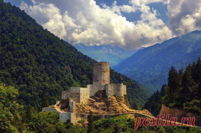 Զիլ Բերդ Համշեն/ Zil Fortress Hamshen

Զիլ (Հզոր) ամրոցը Փոքր Հայքի Խաղտիք (Համշեն) գավառում;Զիլքալե կամ Զիլ ամրոց տանող ճանաապարհը ձգվում է Ֆըրթընա գետի կիրճով՝ բարձրաբերձ ու սաղարթախիտ լեռների լարջերով: Ցնցող ու տպավորիչ էր Զիլքալեի ձորը, փրփրաբաշ Ֆըրթընա գետն ու անձեռակերտ ամրոցը: Այցելուների պակաս չունի այս հրաշակերտը: Զբոսաշրջիկներ, որքան ասես: Զիլ ամրոցը կառուցվել է 14-15-րդ դարերում՝ պատմական Համշենի տարածքում։
Զիլ ամրոցը կազմված է արտաքին պատերից, միջնապատերից և ներքին դղյակից,