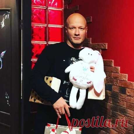 Никита Панфилов в розовом халате получил в подарок голубой зефир: актер удивил внешним видом