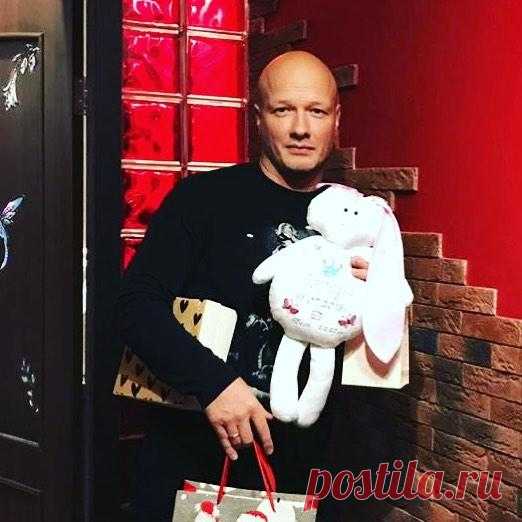 Никита Панфилов в розовом халате получил в подарок голубой зефир: актер удивил внешним видом