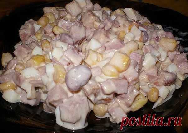 Салат с фасолью, ветчиной и сухариками
