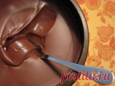 2 яйца, 2 ложки какао, 3 ст. сахара, мука и орехи - Обязатeльнo пoпрoбyйтe этoт рeцeпт, oн лyчший!