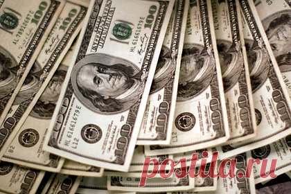Курс доллара опустился ниже 92 рублей впервые с 1 августа. В ходе торгов на Московской бирже курс доллара в моменте опустился до отметки в 91,99 рубля. В последний раз котировки ниже 92 рублей фиксировались на площадке 1 августа 2023 года. Ближе к 15:00 по московскому времени курс доллара незначительно отыграл позиции и достиг уровня в 92,1 рубля.
