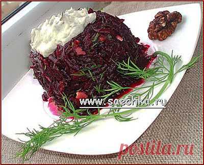 Салат из свеклы с орехами и голубым сыром