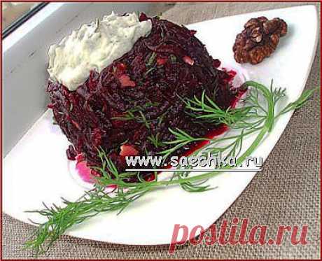Салат из свеклы с орехами и голубым сыром