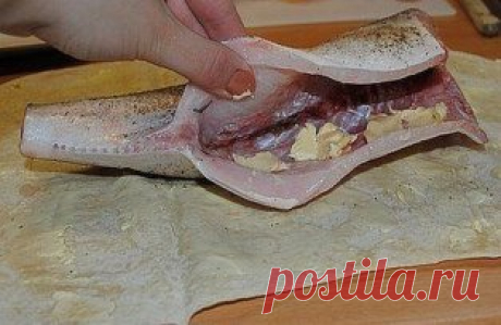 Чтобы не потерять рецепт, жмите "Класс!", а потом "поделиться". Так он навсегда останется на вашей странице.
Рыба, запеченная в лаваше
Это один из моих самых любимых способов приготовления рыбы. Рыба получается очень сочная, листы лаваша пропитываются маслом и соками рыбы и зелени – получается очень мягко и очень вкусно. Для этого рецепта я бы рекомендовала использовать менее костлявые сорта рыбы, так как рыба и лаваш кушается это как одно целое. Я люблю подавать это блюдо без традиционных гарни