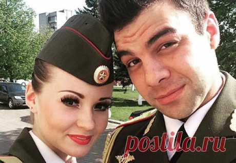 Михаил Васин, вокалист хора Ансамбля имени Александрова, и Ралина Гильманова, артистка балетной труппы Ансамбля имени Александрова. 25-летний Михаил Васин и его невеста, 22-летняя Ралина Гильманова, должны были пожениться после возвращения из Сирии. Подробнее на ТАСС:
https://tass.ru/proisshestviya/3907497  |  ТАСС: Происшествия - Истории людей, погибших над Черным морем