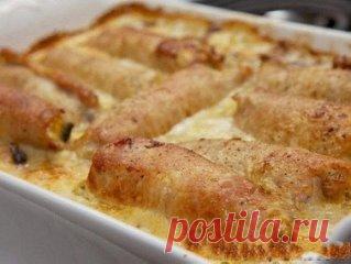 Рулетики мясные к праздничному столу 
Ингредиенты:
-Свиное филе - 700 г
-Грибы - 500 г
-Лук репчатый - 2 шт
-Яйцо куриное - 2 шт
-Сыр твердый - 150 г
-Сливки - 1 стакан
-Соль - по вкусу
-Перец черный молотый - по вкусу
-Масло подсолнечное - 40 г
Приготовление:
Начнем с приготовления начинки из грибов и лука. Для этого на умеренном огне разогрейте сковороду с 2-3 ст. л. подсолнечного масла. Очистите лук и порежьте его на 1/4 круга, поджаривайте до приобретения золотистого оттенка. Не забывайт