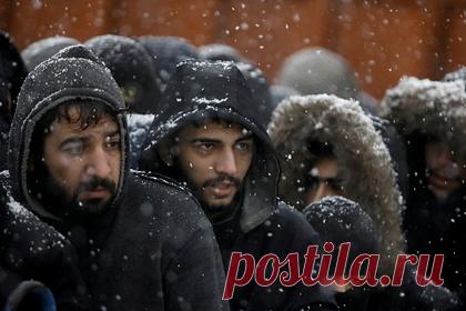 Европа предложила создать черный список перевозчиков мигрантов. Глава Европейской комиссии (ЕК) Урсула фон дер Ляйен в связи с обострением миграционного кризиса у границы Белоруссии и стран восточной Европы предложила создать черный список для перевозчиков нелегалов. Предполагается, что против них примут особые меры, которые в дальнейшем позволят снизить миграционный поток.