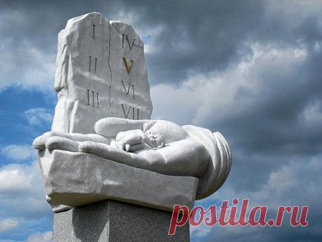 Жизнь - это то, что мы думаем о ней.
(Марк Аврелий)
Однажды учитель сказал своему ученику :
«Никогда не говори, что ты плохо живешь.
Бог услышит твои слова и скажет: - «Ты не знаешь, что такое плохая жизнь»…
И даст тебе судьбу во много раз худшую…
Чтобы не случилось, говори: - «Хорошо живу…»
Тогда Бог скажет: - «Ты не знаешь, что такое хорошая жизнь, и даст тебе судьбу в десятки раз лучше »