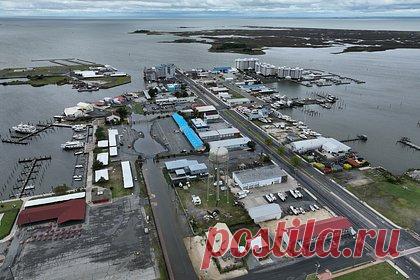 Ураган затопил два американских штата. Ураган «Офелия» затопил два американских штата — Северную Каролину и Вирджинию. Циклон принес проливные дожди, которые привели к масштабным наводнениям. В штатах был введет режим чрезвычайном ситуации. Здания, автомобили и улицы оказались затоплены, порывы ветра достигали 113 километров в час.