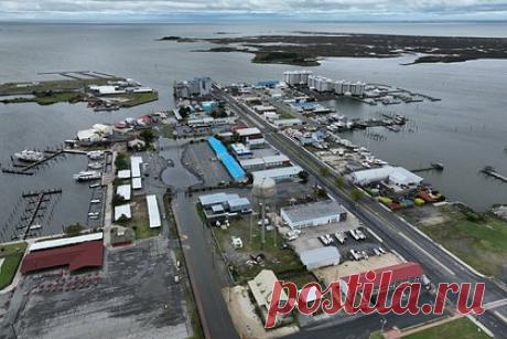 Ураган затопил два американских штата. Ураган «Офелия» затопил два американских штата — Северную Каролину и Вирджинию. Циклон принес проливные дожди, которые привели к масштабным наводнениям. В штатах был введет режим чрезвычайном ситуации. Здания, автомобили и улицы оказались затоплены, порывы ветра достигали 113 километров в час.