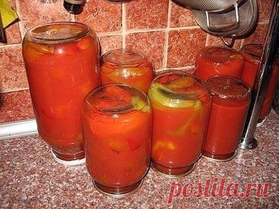 ЭКОНОМНОЕ ЛЕЧО
3 кг помидоров, 6 штук крупного сладкого перца, 6-7 крупных зубчиков чеснока, 1 стакан сахара, 1 ст.л. соли (с небольшим верхом).
Помидоры порезать тонкими кружочками и сложить в кастрюлю. Перец порезать мелкой соломкой, чеснок измельчить, добавить их к помидорам, перемешать и варить 10 минут. Лечо быстро разложить в простерилизованные банки, закатать и укутать в одеяло до остывания.
Это лечо хорошо хранится, хотя оно и без уксуса. А по вкусу напоминает сладкий кетчуп.