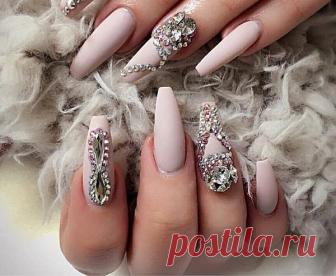 Узор на ногтях стразами: разнообразие вариантов, использование шаблона, инструкции по выполнению и способы нанесения Красивый маникюр на ухоженных женских руках вызывает восхищение у окружающих. Сделать классический дизайн ногтей с правильной формой совсем не трудно. Но иногда обычная простота в виде глянцевого покрытия надоедает и хочется вытворить на ногтевых пластинках что-то необычное. Узоры на ногтях со стразами будут очень смелым, но эффектным вариантом. Ведь иногда ...